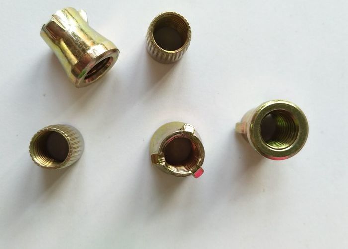 Utilisation galvanisée jaune d'écrou de fixation d'acier au carbone de couleur sur des boulons d'anchrage de la difficulté 3PCS/4PCS